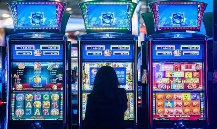 Do casinos control slot machines?