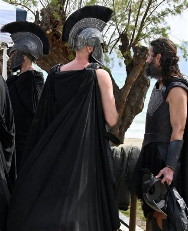 Who convinces menelaus to kill adrastus?